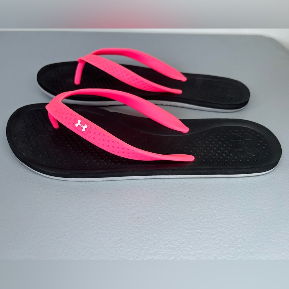 Under Armour Women's Black and Pink Flip Flops